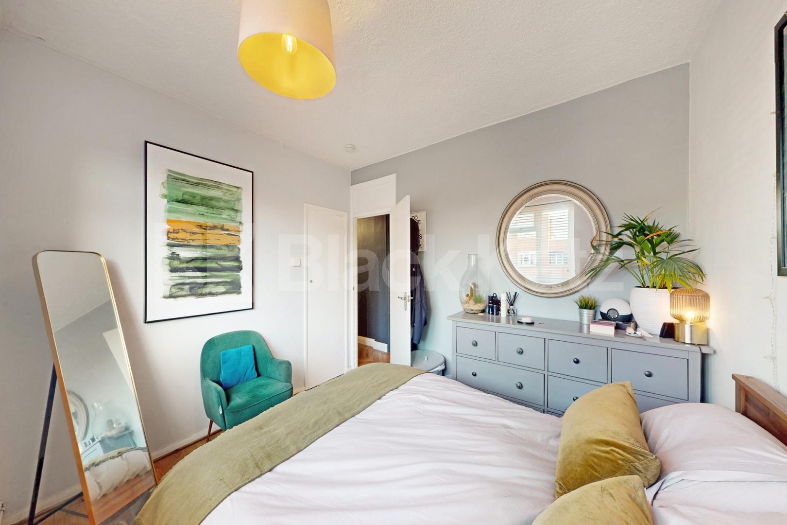 A very generous top floor apartment & superbly located   Neckinger Enid street , London Bridge / Bermondsey  